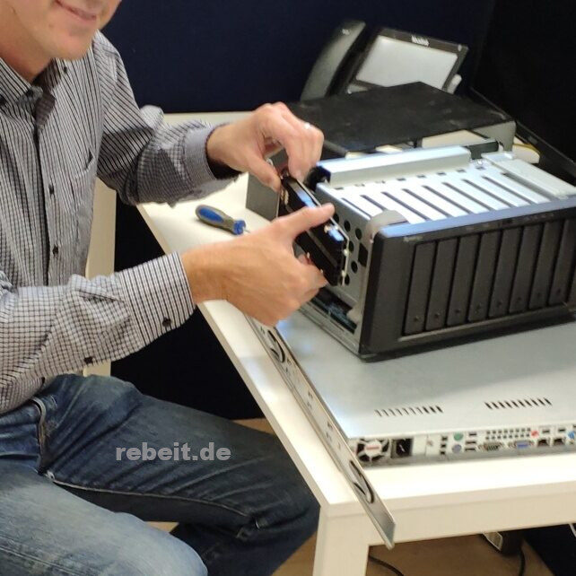 RebeIT-Mitarbeiter beim Einbau einer Festplatte im NAS