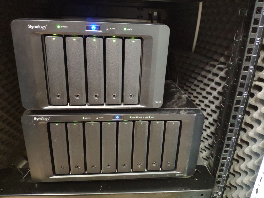 Zwei gestapelte Synology-NAS-Systeme (DS1817+ und DX513) als Backup-Storage im Rack