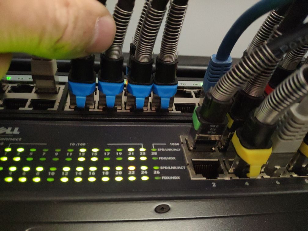 Voll bestücktes Server-Rack mit aktiver Hardware