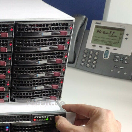 Server-Stack mit Telefon im Hintergrund
